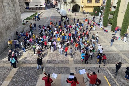 Els escolars van mostrar a la plaça dels Oms de la Seu les danses que han assajat des del gener.