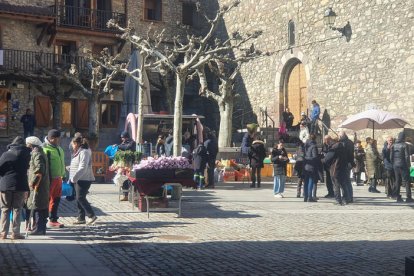 Algunos de los asistentes al Mercat del Tastet de Vilaller. 