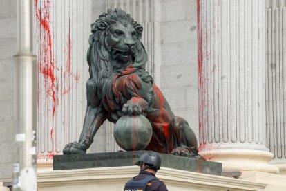 IMÁGENES - Ocho activistas climáticos detenidos tras teñir de rojo la fachada del Congreso