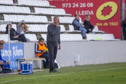 El tècnic del Lleida, Ángel Viadero, en el partit contra l’Hèrcules.