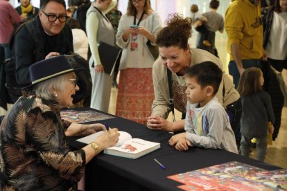 Imagen de la Pilarín Bayés en el Animac durante la firma de libros