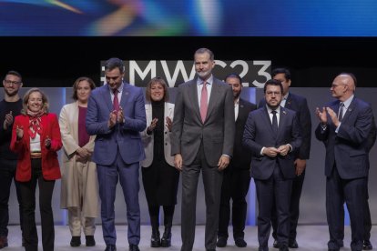 Aragonés y Colau se fotografían con el rey en el MWC tras no saludarle