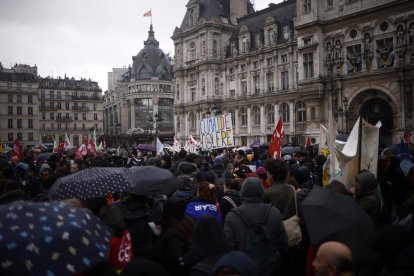 Multitud de persones protesten al centre de París després de la resolució del Consell Constitucional.