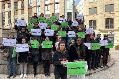 Protesta de la PAH de Lleida para denunciar una supuesta agresión racista en Pardinyes