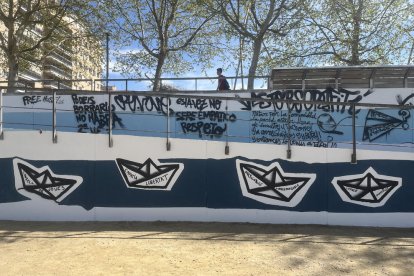 Així es va despertar el mural de la canalització del riu l’endemà de pintar-se.