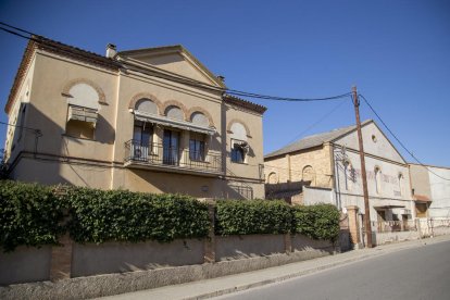 El edificio de la antigua rectoría, en primer término, y la Humanitària, que será la llar de jubilats. 