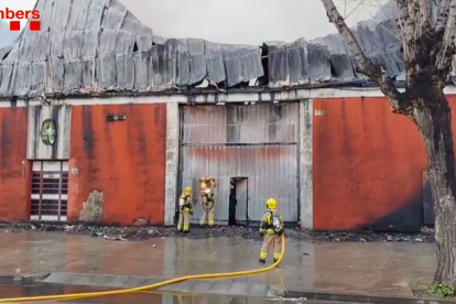 Los bomberos en las tareas de extinción del incendio