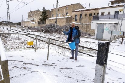 Un home abocant sal ahir a Sant Guim de Freixenet després de la nevada.