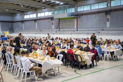 El pavelló de la Bordeta va acollir ahir un Iftar, l'àpat nocturn que trenca el dejuni del ramadà