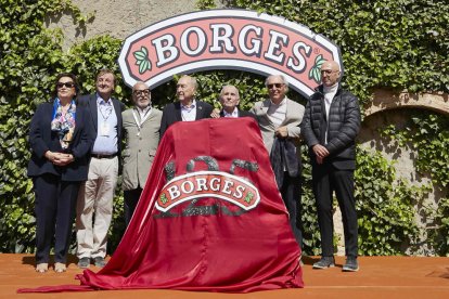 Membres de la família Pont posen abans de començar la festa a Tàrrega que va consagrar el canvi de generació.