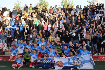 Els jugadors del Mollerussa celebren el triomf amb el més d’un centenar d’aficionats desplaçats.