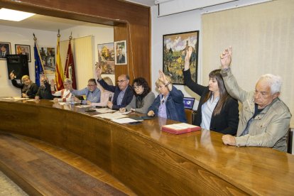 Els edils de Torà en el moment de votar el pas de la comarca de la Segarra al Solsonès.