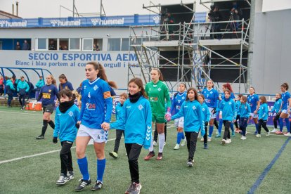 Nadia, amb dos jugadores de la base, en el partit davant del Barça B.