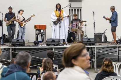 El cantant i guitarrista Daouda Diabaté, en un concert al capdavant del seu grup Toubamba.