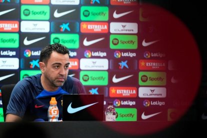 El tècnic del FC Barcelona, Xavi Hernández, durant la roda de premsa que ha ofert després de l'entrenament realitzat per la plantilla barcelonista aquest divendres a la Ciutat Esportiva Joan Gamper per preparar el partit de lliga que disputaran a l'estadi Martínez Valero davant de l'Elx CF.