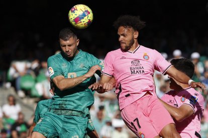 Guido Rodríguez lluita una pilota davant de Martin Braithwaite.