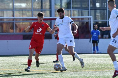 Pau Solanes, del Balaguer, controla la pilota ahir davant la pressió d’Alfa, capità de l’Alpicat.