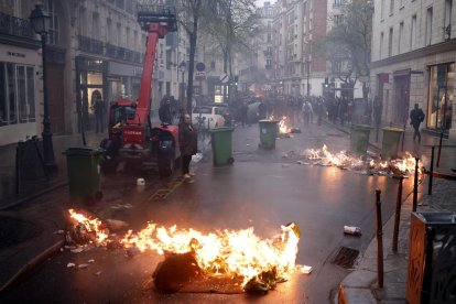 Contenidors cremant durant els enfrontaments divendres entre la Policia i els manifestants.