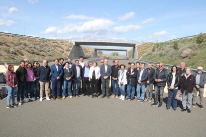 Representantes de entes locales, comarcales, sindicados, patronales, entre otros, durante el acto reivindicativo en la C-13 a su paso por Térmens