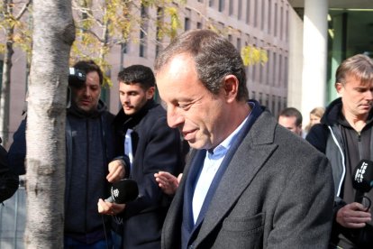 Pla curt de perfil de l'expresident del Barça Sandro Rosell sortint de la Ciutat de la Justícia, el 22-11-19.