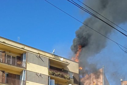 Imagen del incendio en la calle domenc cardenal i calle florida, Mollerussa