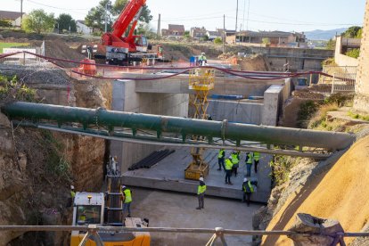 Los trabajos para desplazar el nuevo viaducto hasta el lugar que ocupaba el antiguo.