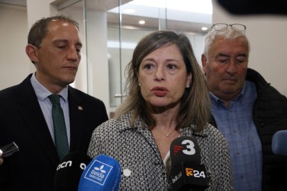 La presidenta de la CHE, Maria Dolores Pascual, atenent els mitjans de comunicació