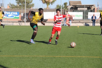 Una acció del partit disputat ahir entre Golmés i Almacelles.