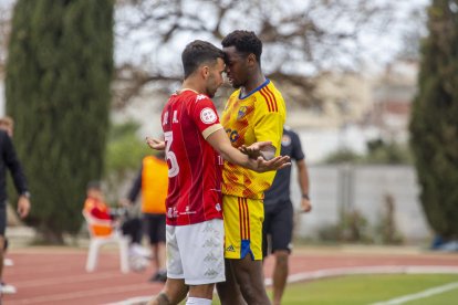 Alpha se encara con un jugador del Ibiza tras una acción del partido.