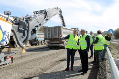 El subdelegado del gobierno español en Lleida, José Crespín, visita las obras de mejora del firme en la A-2 en Soses.