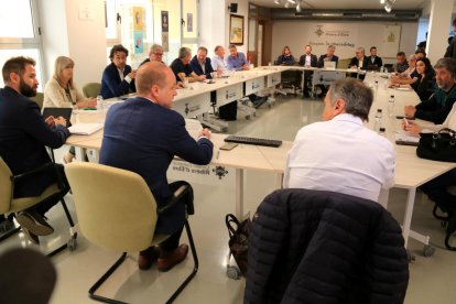 Reunió a Ribera d’Ebre - L’òrgan de govern dels Fons es va reunir a Ribera d’Ebre sense representació de Lleida a l’espera de tramitar una nova organització que sí que els inclogui. D’aquesta manera s’ha prioritzat el repartiment d ...