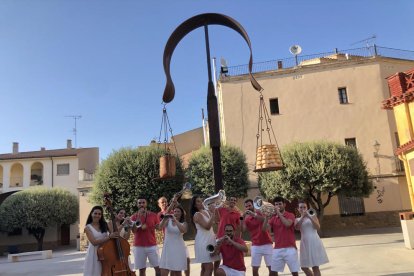 Foto de família dels integrants de la Cobla Vents de Riella de Agramunt.