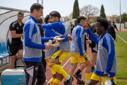 Els jugadors celebren el triomf a Eivissa a la banqueta.