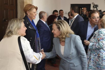 Nadia Calviño, ahir, en una reunió amb la corporació plenària de la Cambra de Comerç de Càceres.