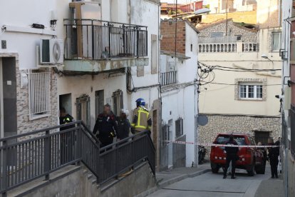 La vivienda de la calle Camp de Lleida donde se produjo el incendio y donde se encontró la plantación de marihuana. También tenía la luz pinchada.