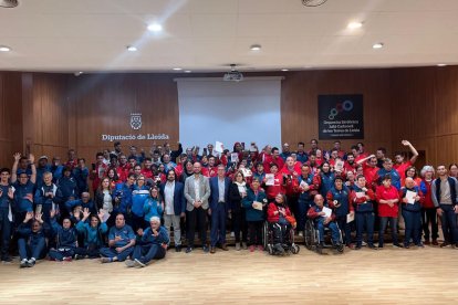 Esportistes i representants dels nou centres que van competir en la recent edició dels Special Olympics, homenatjats ahir.