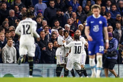 Els jugadors madridistes celebren un dels dos gols de Rodrygo.