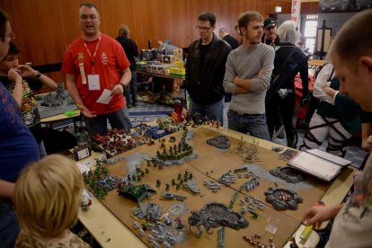 Una partida de Warhammer. Wikipedia