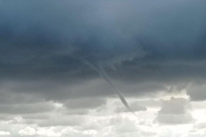 Una tormenta provoca un pequeño tornado en Preixana