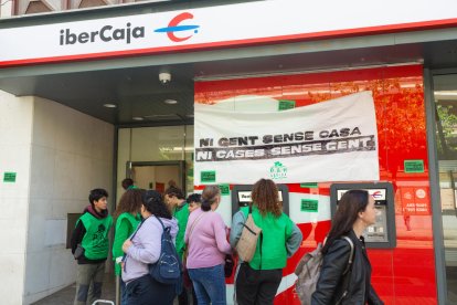 Activistes de la PAH van entrar en una oficina bancària, ahir.