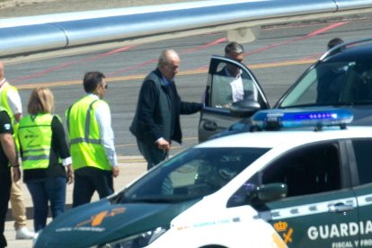 El rei emèrit Joan Carles a la seua arribada a l'Aeroport Internacional de Vigo-Pentinador aquest dimecres.