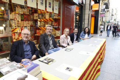 La llibreria Caselles organitza quatre firmes de llibres per Sant Jordi