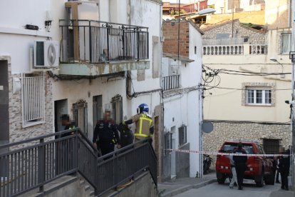 Mossos i Urbana van inspeccionar la casa després de l’incendi.