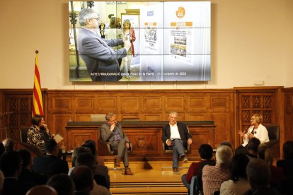 Presentación ayer en el IEI del libro que SEGRE regalará por Sant Jordi, con Anna Sàez, Joan Talarn, Santiago Costa y Anna Gómez.