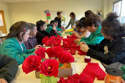 Roses de paper per celebrar Sant Jordi