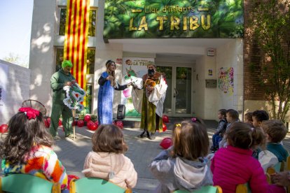 La representació de llegenda de Sant Jordi, el drac i la princesa va fer ahir les delícies dels nens de La Tribu de Lleida.