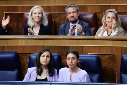 Cuca Gamarra aplaude la reforma del “solo sí es sí” con sus compañeros de banquillo del PP.