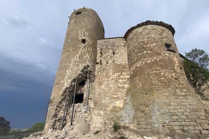 La torre parcialmente hundida y apuntalada.