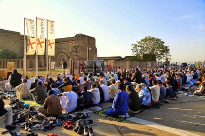 La plegaria del fin del ramadà junto al Castell Templer por primero vez.