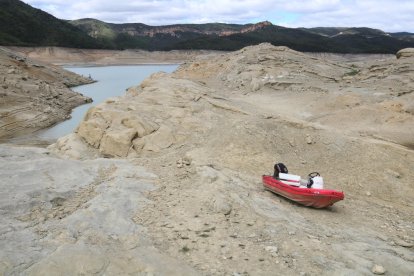 Una embarcació al Moll de Corçà, zona afectada per la sequera i base de les empreses d'activitats nàutiques que operen al Congost de Mont-rebei.